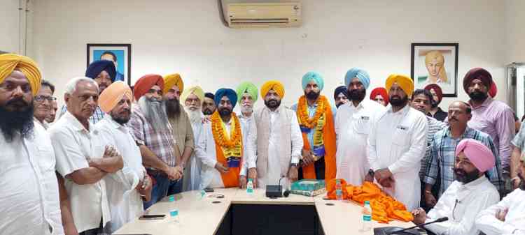 Cabinet Minister Tarunpreet Singh Sond engages with farmers in Khanna