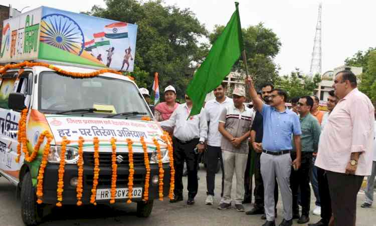 उपायुक्त ने जागरूकता वैन को हरी झंडी दिखाकर किया रवाना