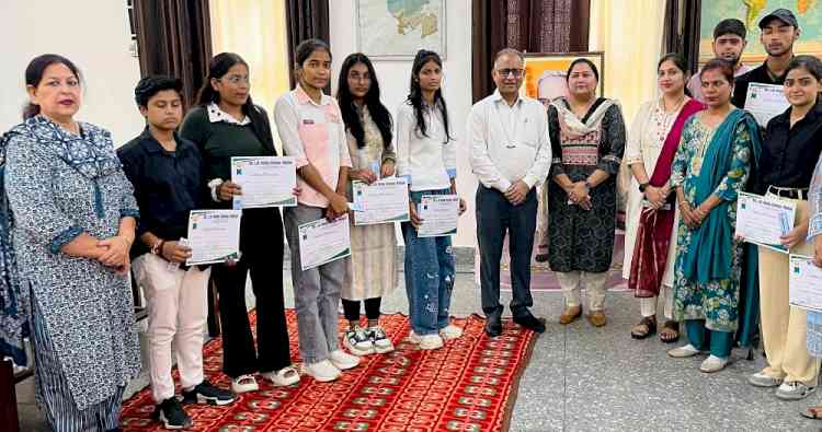 पोस्टर मेकिंग में पायल और भाषण प्रतियोगिता में मोहिनी ने बाजी मारी