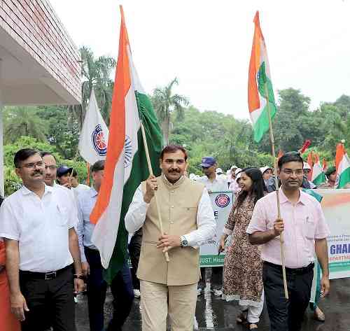 जीजेयू में निकाली गई तिरंगा यात्रा