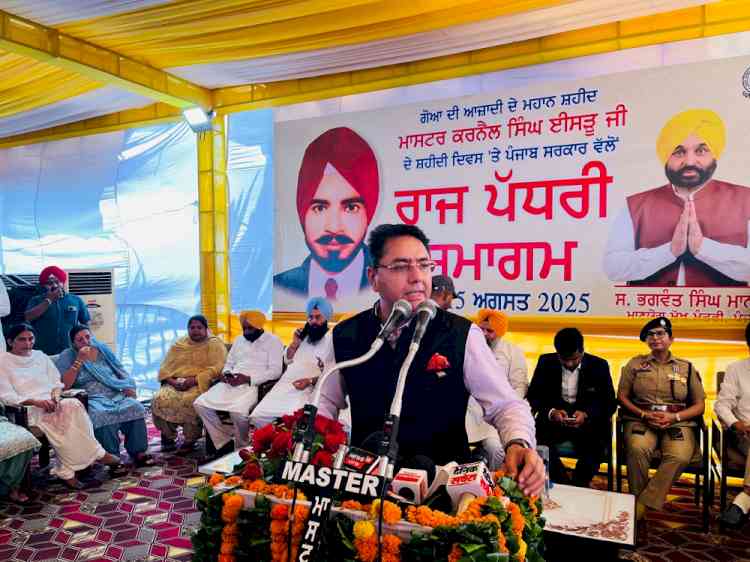 Cabinet Ministers Aman Arora and Tarunpreet Singh Sond pay floral tributes to Shaheed Karnail Singh Issru