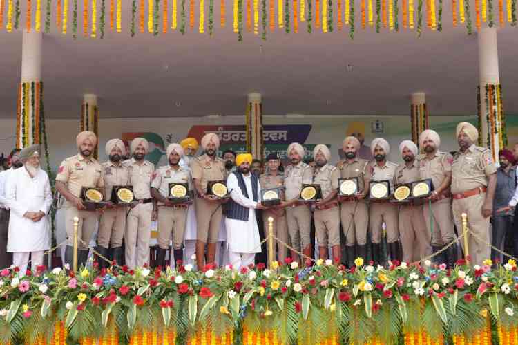 CM felicitates 26 eminent personalities with state award