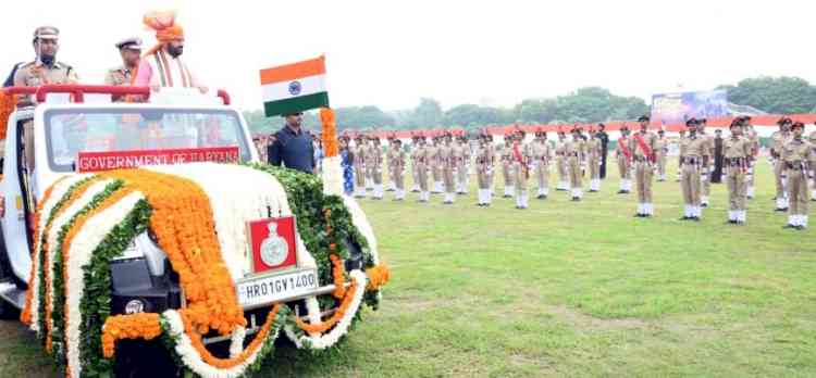 रोहतक में राज्य स्तरीय स्वतंत्रता दिवस समारोह में सीएम नायब सिंह सैनी ने किया ध्वजारोहण