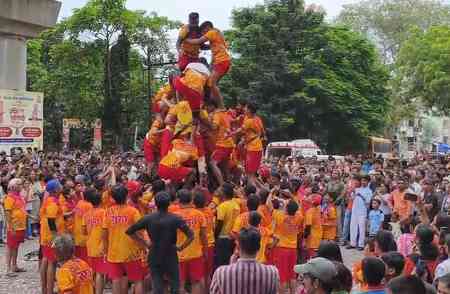 Janmashtami in Surat: 'Govinda' teams compete to break 45-feet-high Dahi Handi