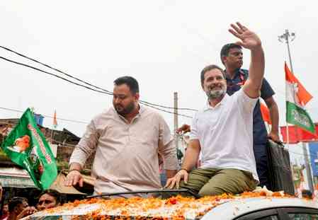 Massive crowd welcomes Rahul Gandhi as 'Voter Adhikar Yatra' kicks off in Bihar