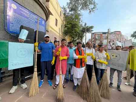Residents of Indore take up brooms as sanitation workers go on holiday