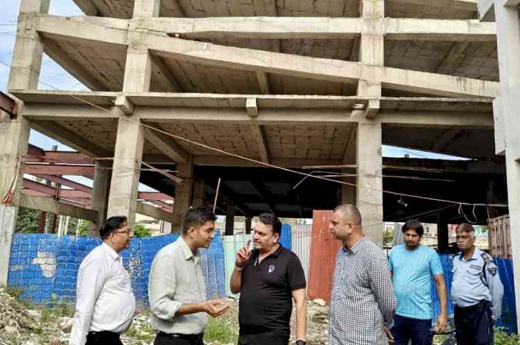 निगमायुक्त ने किया हुड्डा काम्पलैक्स पार्किंग के निर्माण कार्य का निरीक्षण