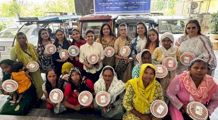 इनर व्हील ब्लूमिंगडेल ने ई-रिक्शा चालकों को बांटे पोर्टेबल पंखे