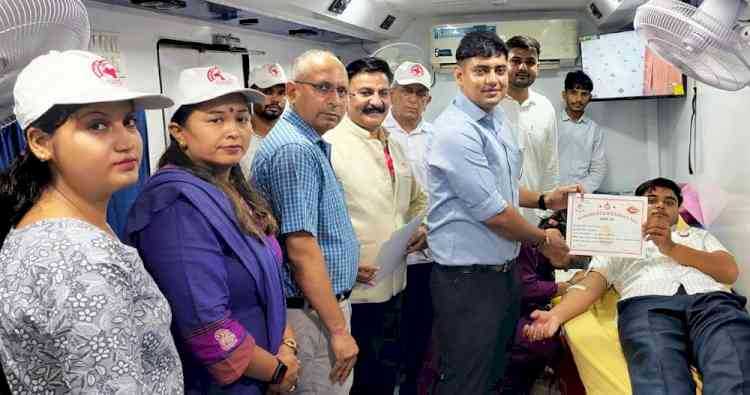 रेडक्रॉस भवन में आयोजित रक्तदान शिविर 50 युवाओं ने किया रक्तदान