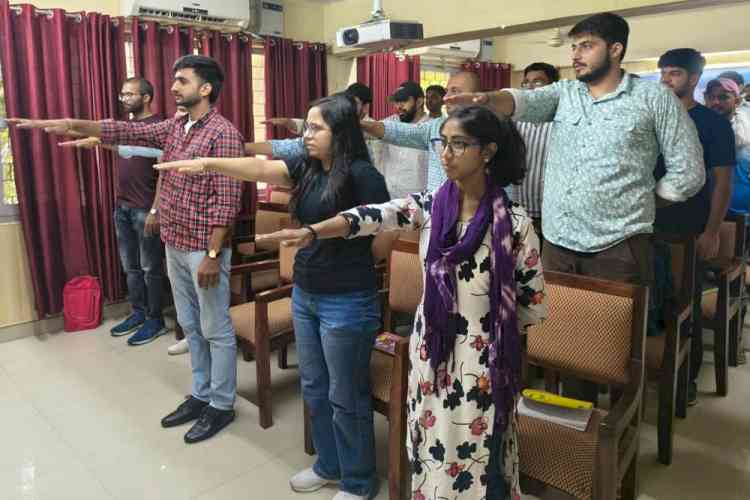 पत्रकारिता के छात्रों ने ली रैगिंग के खिलाफ शपथ