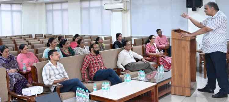 कार्यस्थल पर संचार कौशल विषयक प्रशिक्षण कार्यक्रम आयोजित