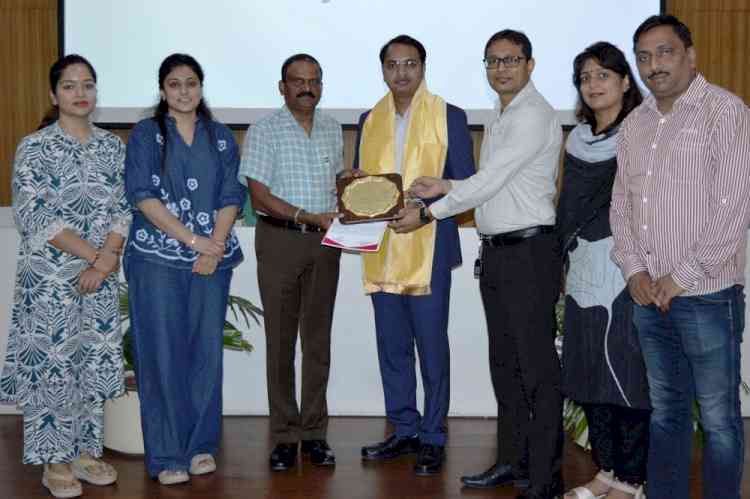 विद्यार्थियों को दी शैक्षणिक और व्यक्तिगत विकास से जुड़े विषयों पर जानकारी