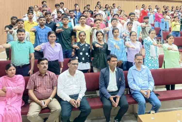 गणित विभाग में विद्यार्थियों ने ली रैगिंग के खिलाफ शपथ