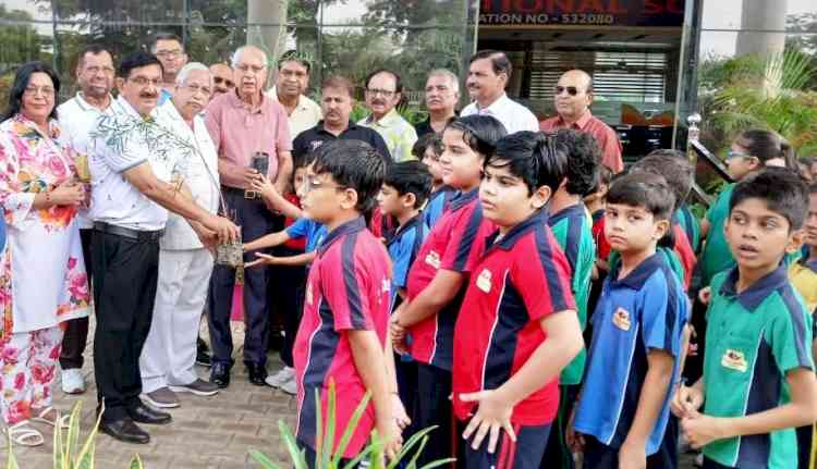 मेगा ट्री प्लांटेशन ड्राइव के तहत स्कूली बच्चों ने किया पौधारोपण