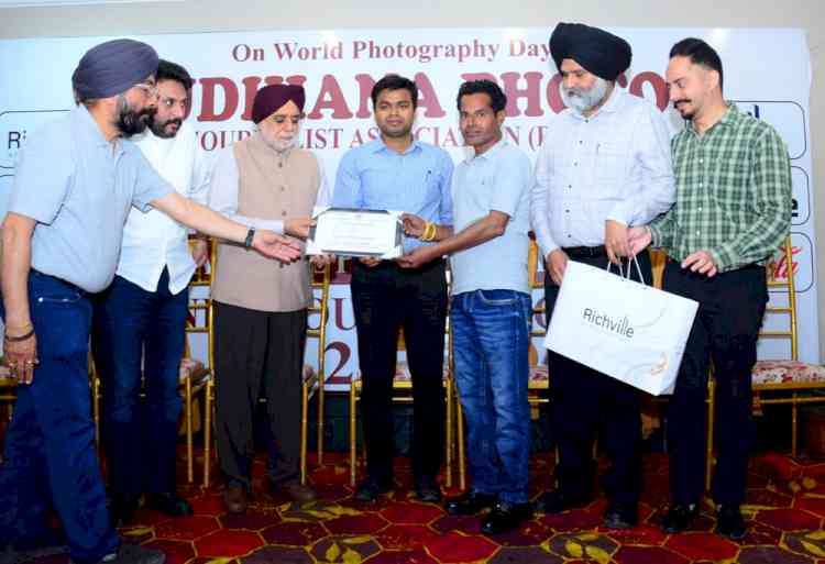 लुधियाना फोटो जर्नलिस्ट एसोसिएशन द्वारा आयोजित फोटो प्रदर्शनी 'वन थाउजेंड वर्ड्स' ने दर्शकों को मंत्रमुग्ध कर दिया