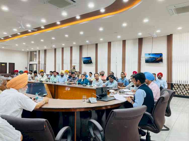 DC urges farmers to bring only dry paddy to Mandis