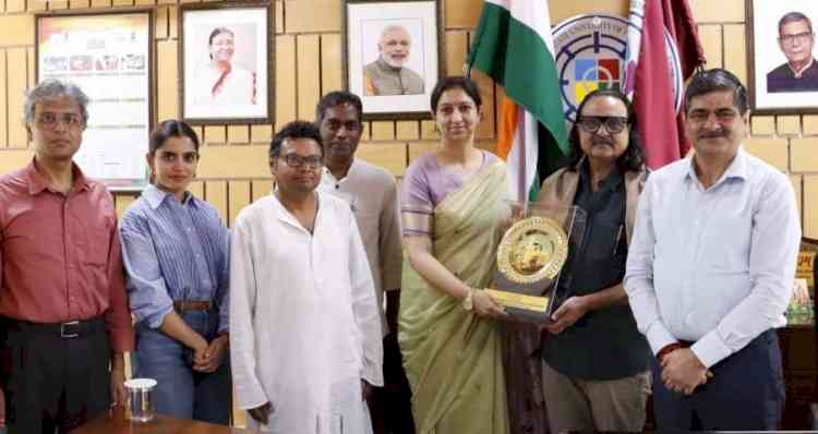Renowned Filmmaker Ashwini Chaudhary Interacts with Film & TV Students at DLC SUPVA.