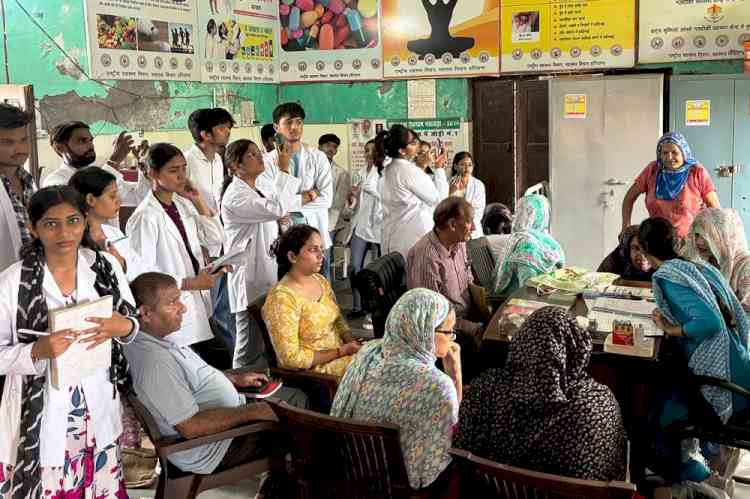 पब्लिक हेल्थ साइंसेज के छात्रों ने किया स्वास्थ्य केंद्र और पीजीआईएमएस का शैक्षणिक भ्रमण