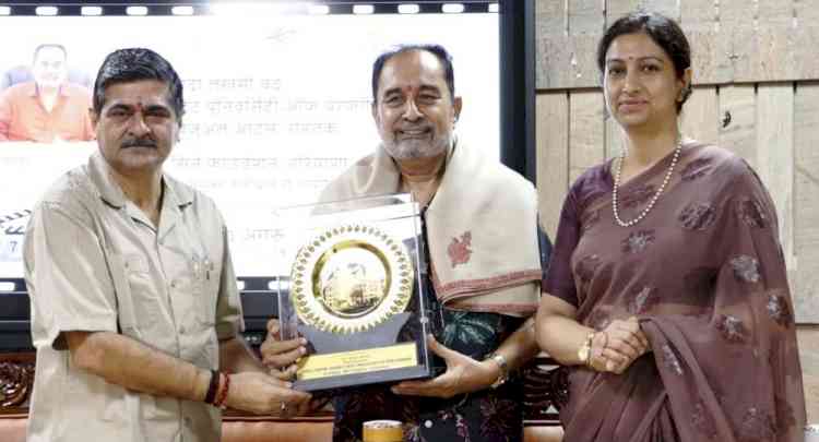 भावनाओं का मुखौटा पहनते हैं अभिनेताः डॉ. अनूप लाठर