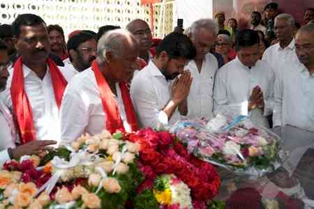 Telangana CM Revanth Reddy, Venkaiah Naidu pay tributes to Sudhakar Reddy