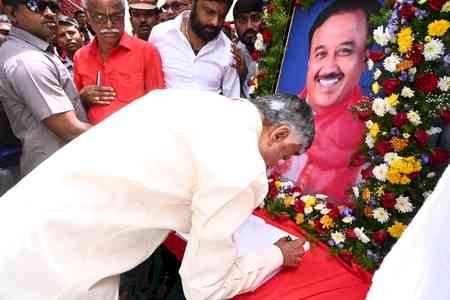 Andhra Pradesh CM Naidu pays homage to Sudhakar Reddy