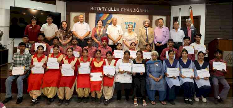 26 deserving school students get scholarship