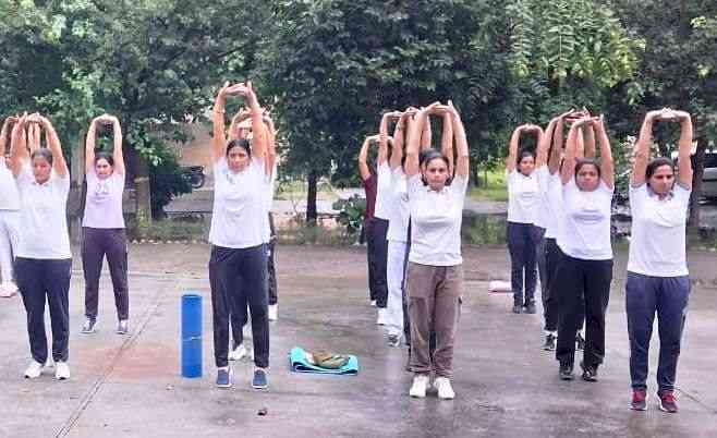 पुलिसकर्मियों ने आज फिर किया योगाभ्यास