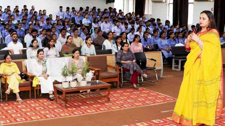 बीएमयू में छात्रों के साथ मानसिक शांति व आत्म चिकित्सा के गुर साझे किए