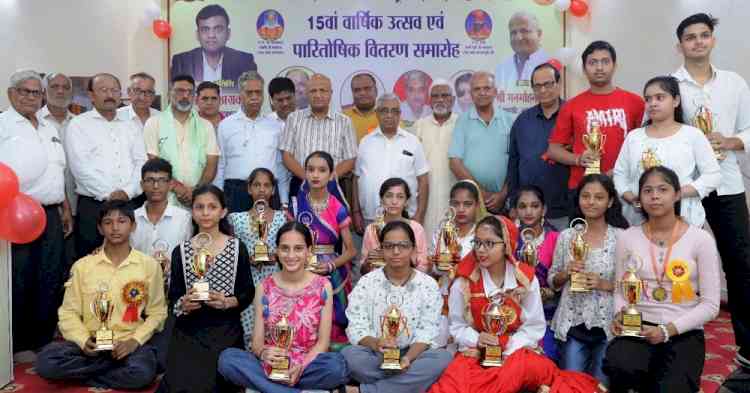 होनहार विद्यार्थियों को सम्मानित किया