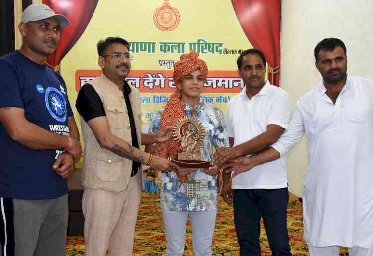 वर्ल्ड चैंपियन तपस्या को सीएम के ओएसडी गजेंद्र फोगाट ने सम्मानित किया