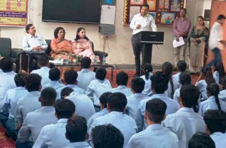 राष्ट्रीय कृमि मुक्ति दिवस पर डीसी ने बच्चों को खिलाई दवा