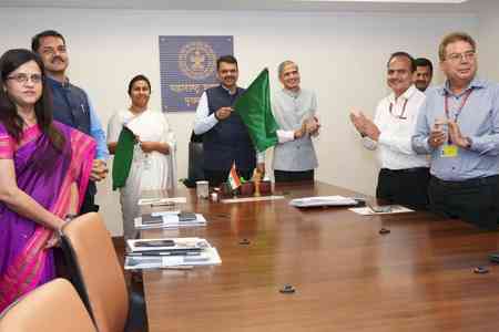 Maha CM flags off Nanded-Mumbai Vande Bharat Express