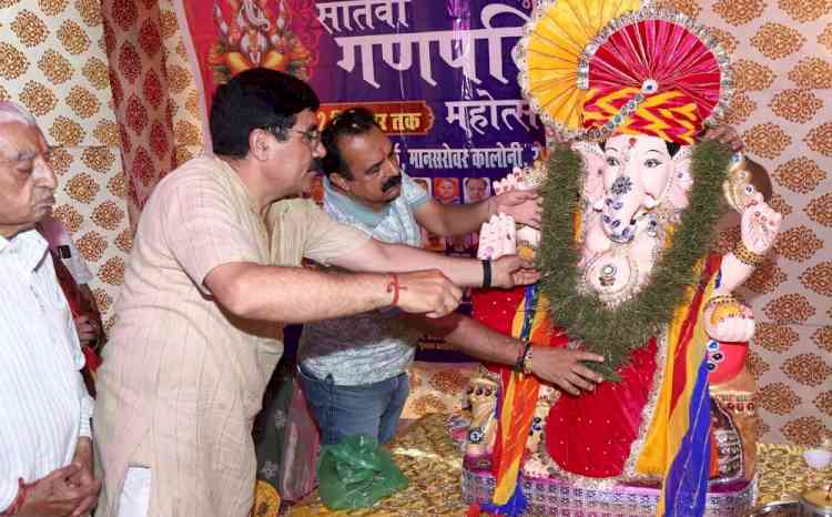 मानसरोवर कॉलोनी में विराजे गणपति