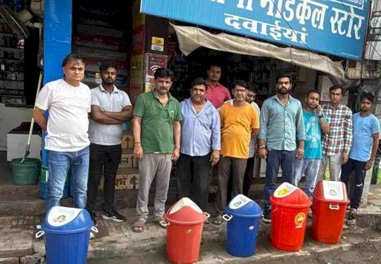 मेडिकल स्टोर संचालकों ने प्रशासन के आह्वान पर रखे डस्टबिन