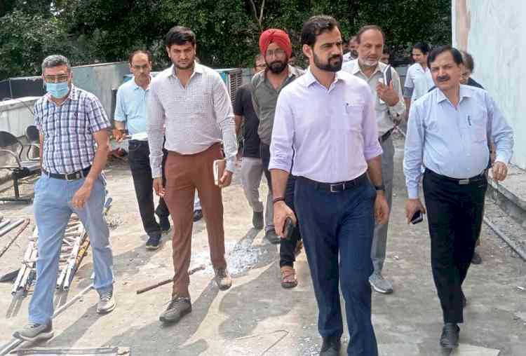 एडीसी नरेंद्र कुमार ने सामान्य अस्पताल के अपग्रेडेशन कार्य का निरीक्षण किया