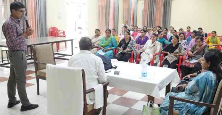 स्वास्थ्य जांच शिविर में पुलिस कर्मियों को दिए हेल्दी लाइफस्टाइल के टिप्स