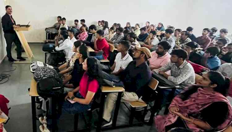 विद्यार्थियों को रोजगार केंद्रित कोर्स से अवगत कराया