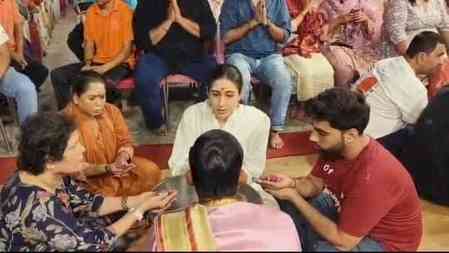 Sara Ali Khan performs Ganga Aarti at Varanasi's Dashashwamedh Ghat
