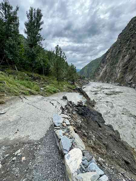 Himachal again battered by heavy rain; 822 roads, three highways blocked