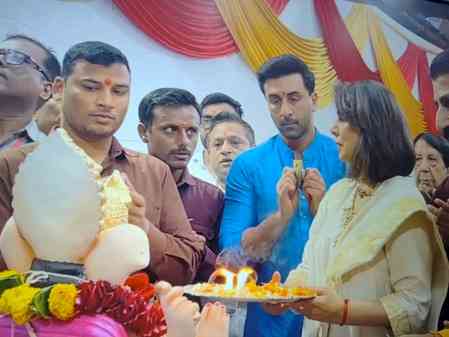 Ranbir Kapoor & Neetu Kapoor perform aarti during Ganpati Visarjan before saying goodbye to Bappa 