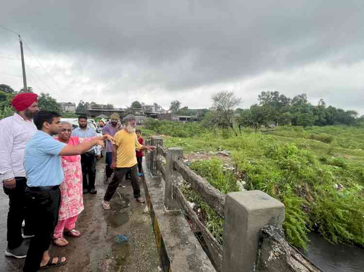 DC inspects flood prone areas along Sutlej River and Buddha Dariya, orders immediate measures