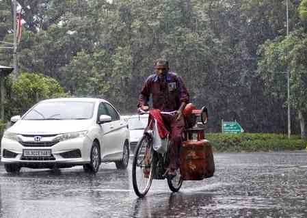 Rains lash Delhi-NCR, temperature dips; traffic snarls reported in several areas