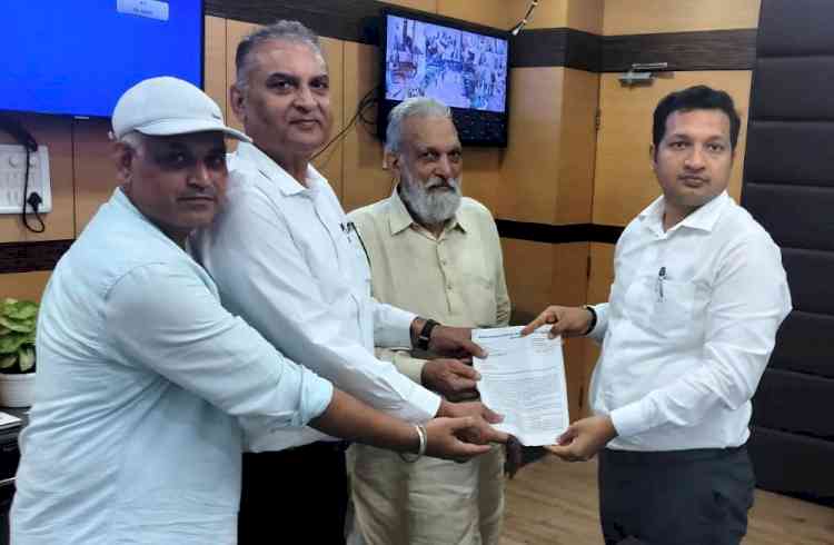 महम के गांवों में जल भराव को लेकर उपायुक्त सचिन गुप्ता से मिला प्रतिनिधि मंडल