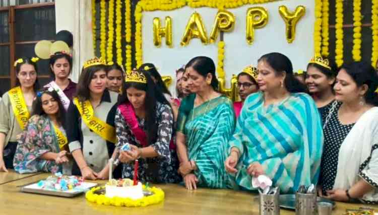 भागीरथी छात्रावास में अनूठी पहलः छात्राओं का सामूहिक जन्मदिन उत्सव आयोजित