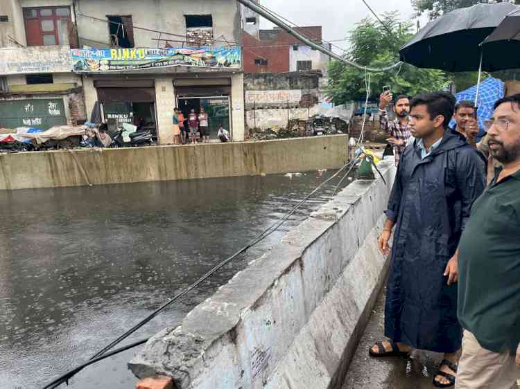 Breaking: DC Himanshu Jain takes stock of Buddha Dariya near Chander Nagar