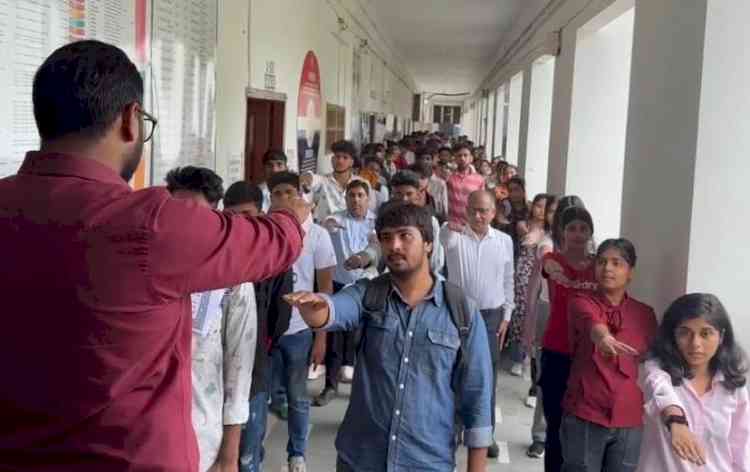 कॉलेज छात्रों ने ली स्वच्छता शपथ
