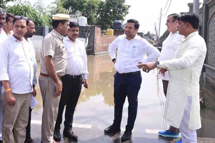 उपायुक्त सचिन गुप्ता ने  आधा दर्जन से अधिक गांवों का दौरा कर जल निकासी का जायजा लिया। - नागरिकों से भयग्रस्त न होने का आह्वान किया