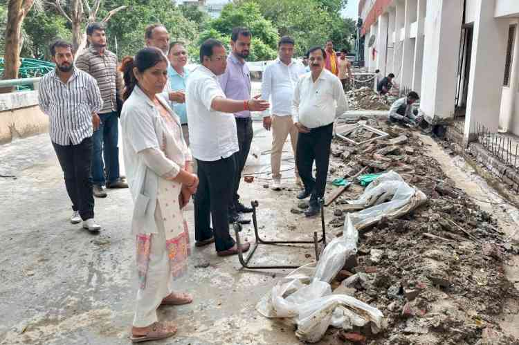 एडीसी नरेन्द्र कुमार ने सामान्य अस्पताल के अपग्रेडेशन कार्य का निरीक्षण किया