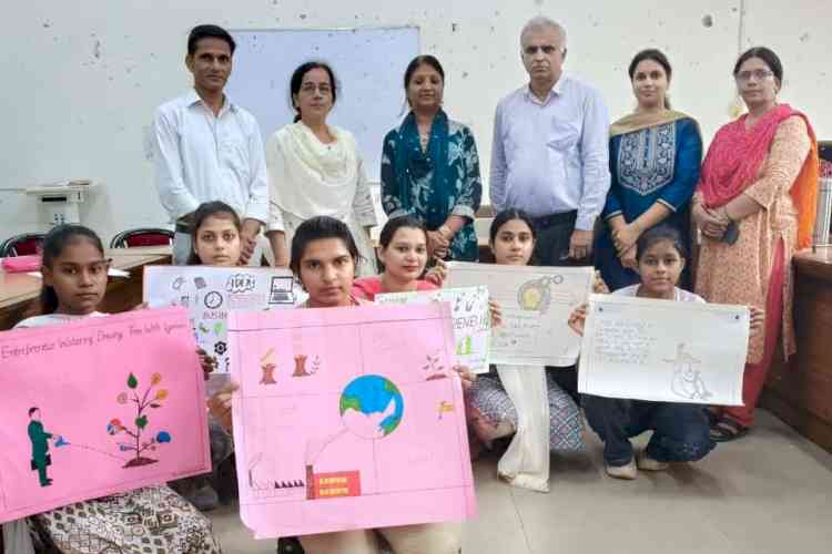 स्लोगन राइटिंग में दीपिका, पोस्टर मेकिंग में राखी ने बाजी मारी