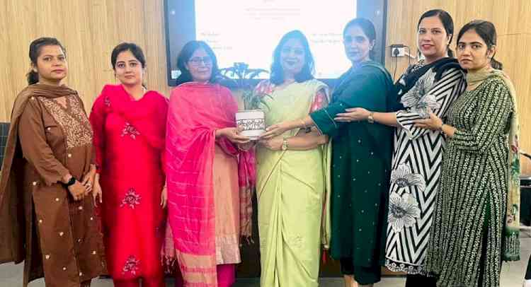 छात्राओं को आत्मनिर्भर बनने के लिए प्रोत्साहित किया